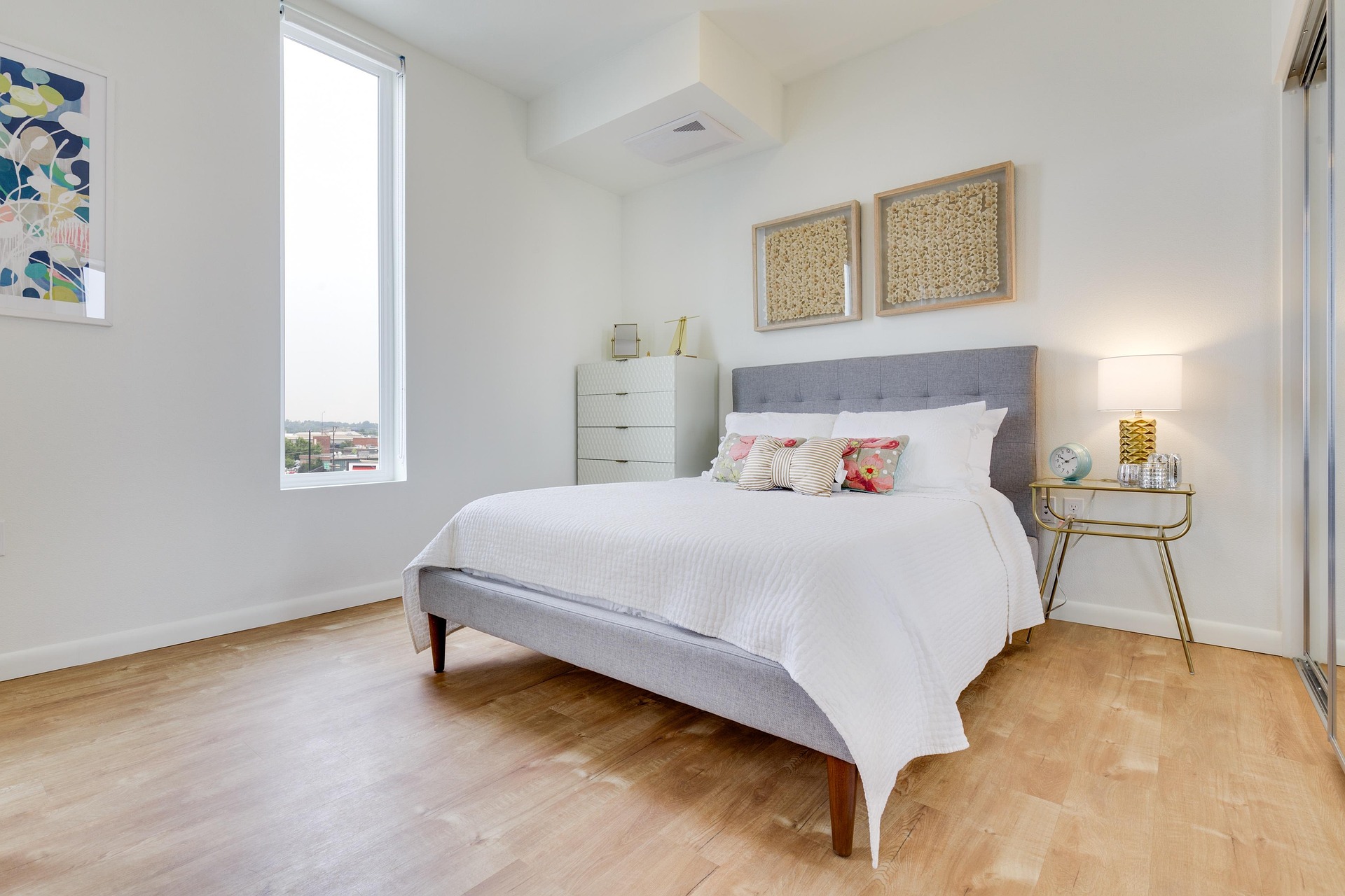 Minimalist bedroom decor ideas for beginners with neutral colors and simple furniture